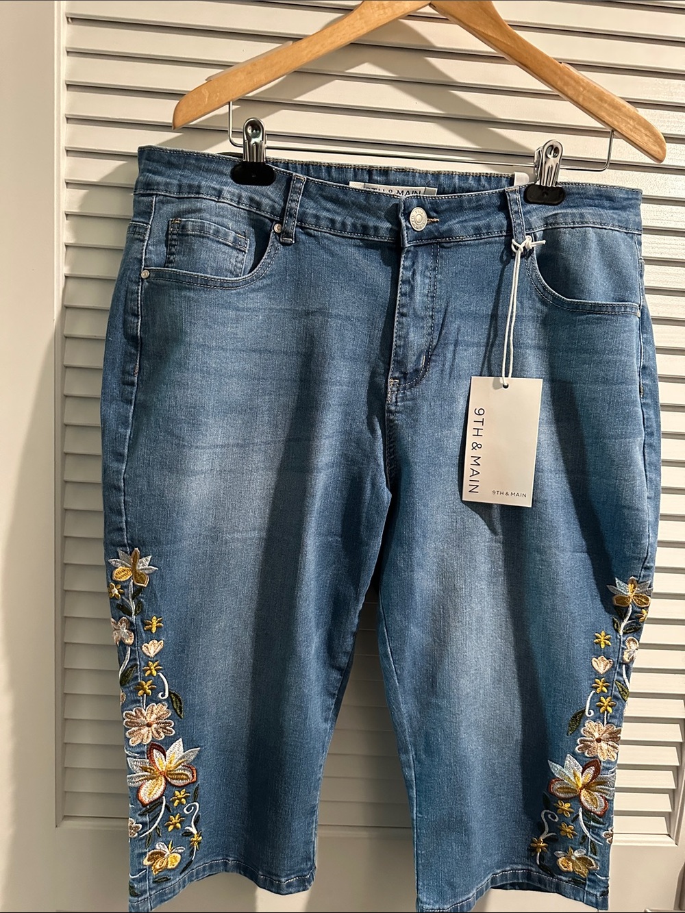 NWT 9th & Main Mid Rise Embroidered Side Capri with five pockets. Size 16W